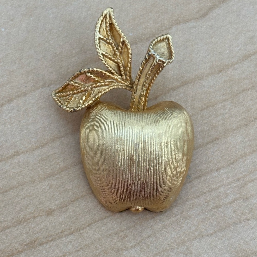 Vintage Intricate Gold Tone Apple Brooch Pin